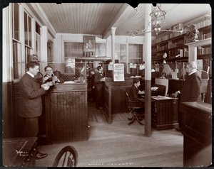 Hombres trabajando en una oficina en la fábrica de chocolates de Maillard en 116-118 West 25th Street, Nueva York, 1902